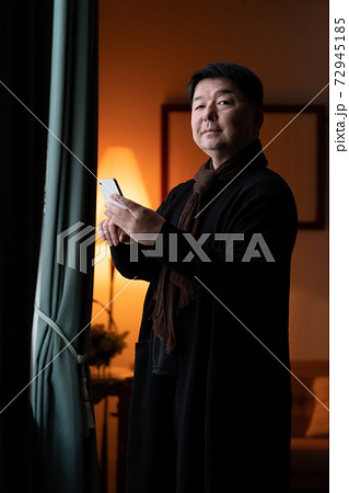 男性 社長 ビジネス ミドル 書斎 カジュアル 男性 社長 ビジネス ミドル 書斎 カジュアル 72945185