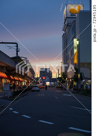 夕暮れの街並み・阪急曽根駅駅前 夕暮れの街並み・阪急曽根駅駅前 72945195