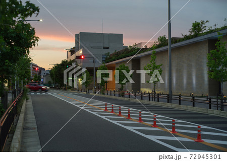 豊中市立文化芸術センター前、夕暮れの街並み・大阪府豊中市 72945301