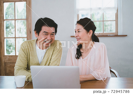パソコン　熟年夫婦 72945786