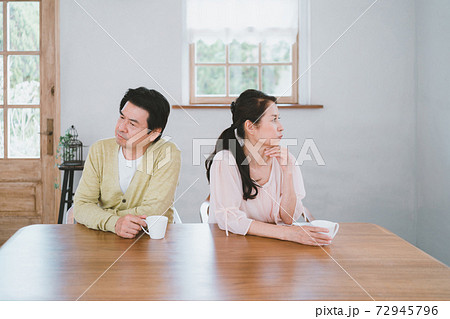 熟年夫婦　夫婦げんか 72945796