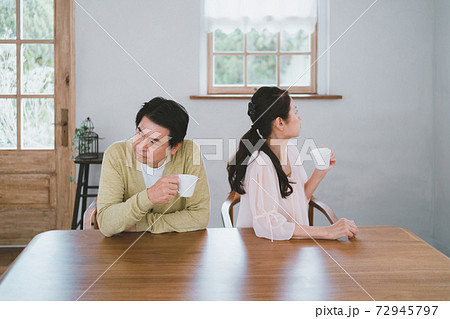 熟年夫婦　夫婦げんか 72945797