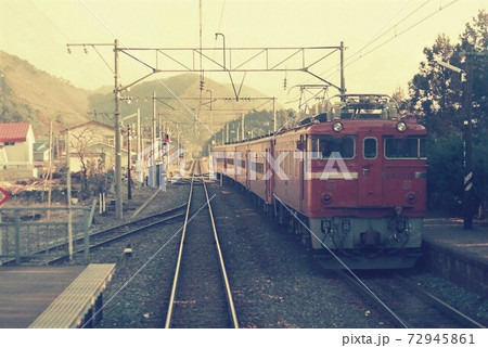 磐越西線の車窓　50系普通列車との交換 72945861