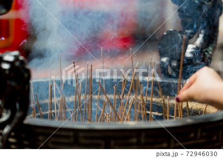 龍山寺の線香台 72946030