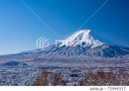 （山梨県）降雪した新倉山浅間公園から望む、富士山 72946317