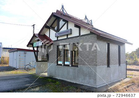 ポツンと建っている「升形駅」 72946637