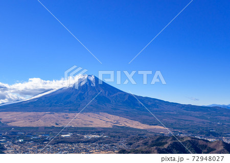 快晴の空と雲かかる富士山 快晴の空と雲かかる富士山 72948027