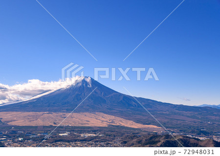 青空と雲と雪化粧する富士山 青空と雲と雪化粧する富士山 72948031