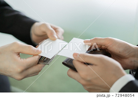 名刺交換を行うビジネスマン 72948054