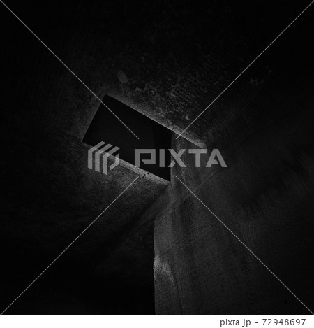 おどろおどろしい穴 72948697