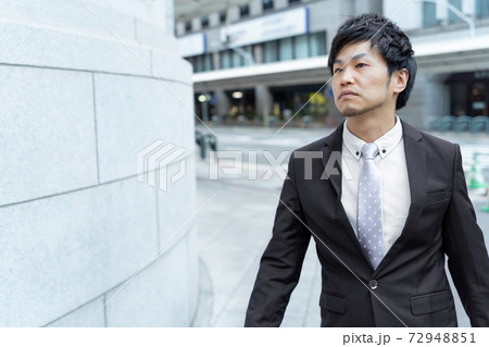 京都の支店へ向かうビジネスマン 72948851
