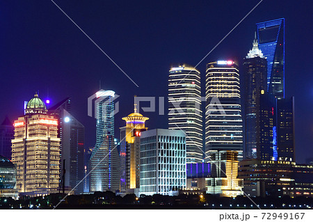 上海 プードン・ルージャーズイ(浦東・陸家嘴)の夜景 外灘(がいたん)から望む 上海 プードン・ルージャーズイ(浦東・陸家嘴)の夜景 外灘(がいたん)から望む 72949167