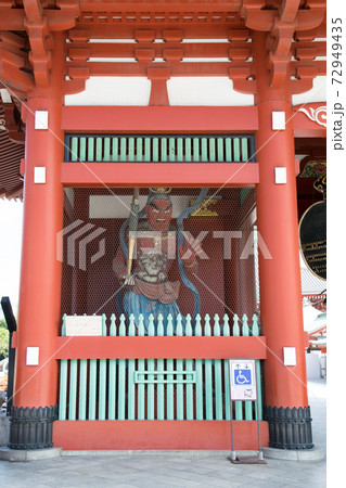 東京都・浅草　浅草寺（せんそうじ）　宝蔵門の金剛力士像 72949435
