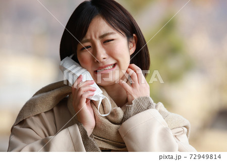 マスクで肌がかゆくなる女性 72949814