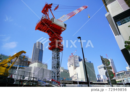 都内の工事中の高層ビルとタワークレーンの写真素材