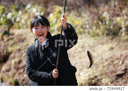 釣りを楽しむ女性 72949927
