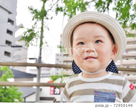 1歳児の顔アップ 1歳児の顔アップ 72950149