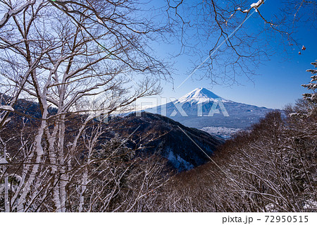 (山梨県)降雪した御坂峠から望む、富士山 (山梨県)降雪した御坂峠から望む、富士山 72950515