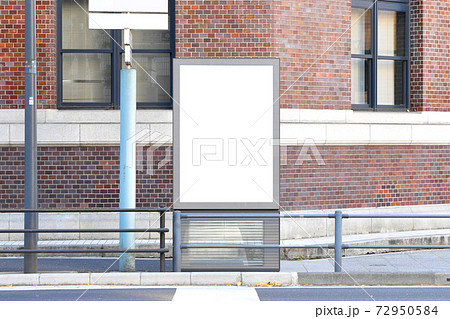 街中の大型デジタルサイネージ 72950584