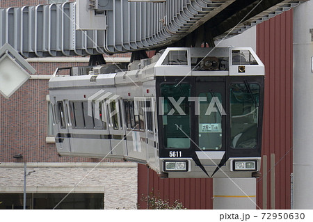 湘南モノレール 大船駅に入る黒い帯の5000系の写真素材