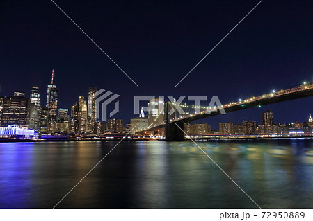 ブルックリンブリッジパークから見たマンハッタンの夜景 72950889