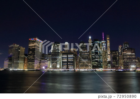 ブルックリンブリッジパークから見たマンハッタンの夜景 72950890