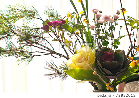 生け花 投げ入れ 新年を迎える花のある暮らしの写真素材