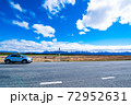 快晴の道路 72952631