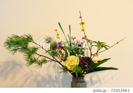 生け花 投げ入れ 新年を迎える花のある暮らしの写真素材