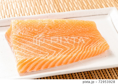 刺身用アトランティックサーモン(生)。 72953928