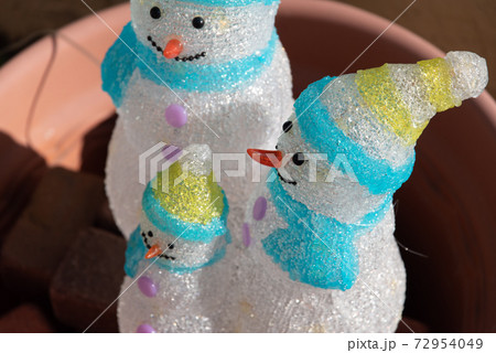 雪だるまの飾り付け 雪だるまの飾り付け 72954049
