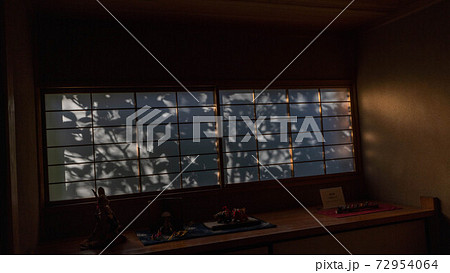 坐漁荘の障子に写る影 72954064