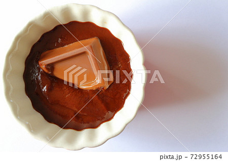 溶けたチョコに沈む板チョコのかけら 72955164