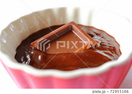溶けたチョコに沈む板チョコのかけら 72955166