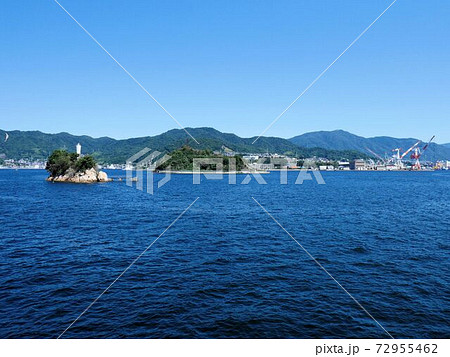 呉と小用の間にある小麗女島(左)と大麗女島(右)(広島県) 呉と小用の間にある小麗女島(左)と大麗女島(右)(広島県) 72955462