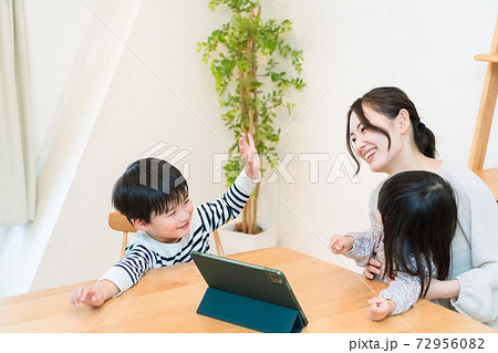 タブレットを見るママと子供たち タブレットを見るママと子供たち 72956082