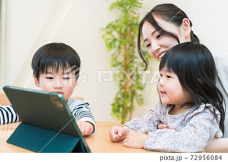 タブレットを見るママと子供たち タブレットを見るママと子供たち 72956084