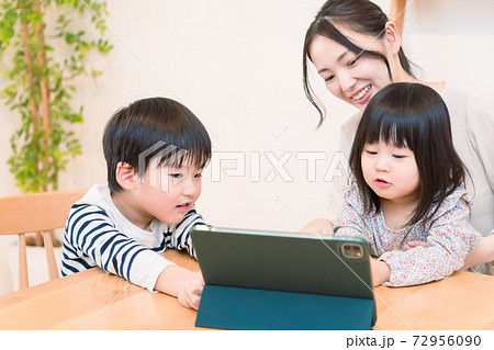 タブレットを見るママと子供たち 72956090