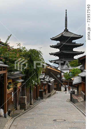 京都 観光客の少ない八坂通	 72957540