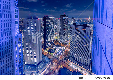 高層ビルが立ち並ぶ都会の夜景の写真素材