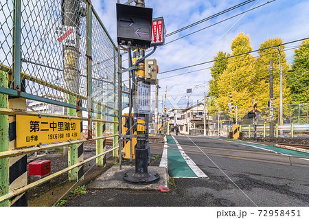 [東京・駒込] 駒込駅と田端駅にある山手線の最後と唯一の踏切である第二中里踏切。 72958451