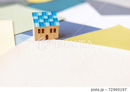 モザイクガラスの小さいおうちと壁紙サンプル 72960197