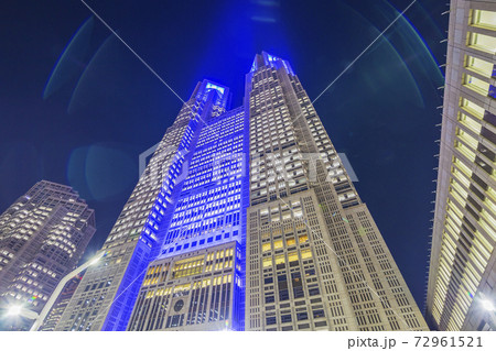見上げた都庁 東京都庁 夜景 ブルーのライトアップの写真素材