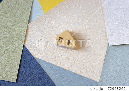 小さいおうちと壁紙サンプルの写真素材