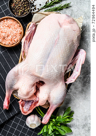 Whole raw goose. Recipe for cooking with pink 72964494