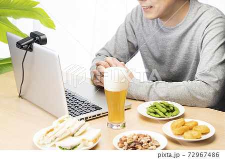 自宅でオンライン飲み会をしている男性 72967486