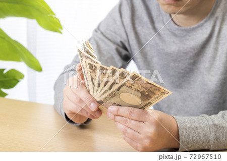 お札を数える男性 お札を数える男性 72967510