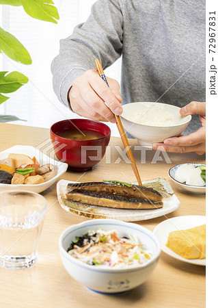朝食を食べる男性 朝食を食べる男性 72967831