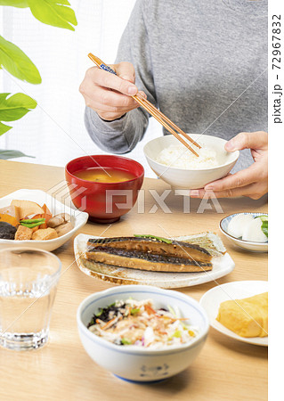 朝食を食べる男性 72967832