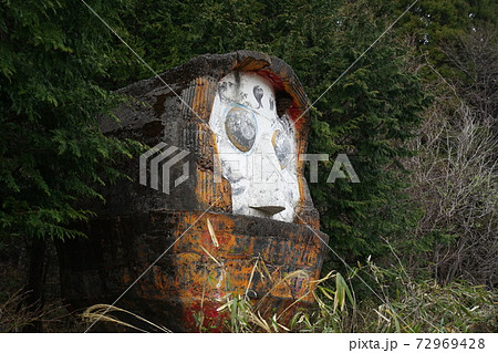 廃墟　碓氷峠のカエルとダルマ　長野県北佐久郡軽井沢町 72969428